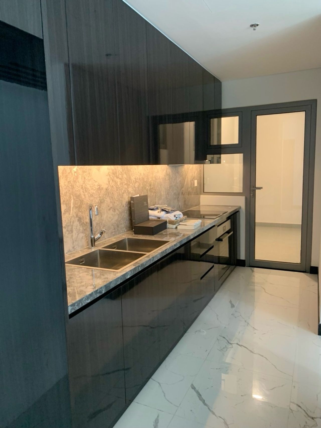 Cho thuê căn hộ 2 phòng ngủ Tilia Residence | Empire City | 98m2 | Nội thất cơ bản